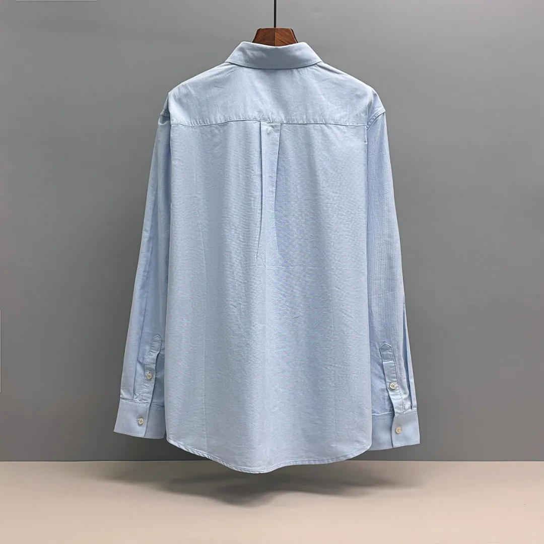 🅿️240 Ralph Lauren/Ralph Lauren cotton oxford embroidered shirt uses 100% cotton oxford fabric. The unique texture of oxford is more textured than ordinary cotton shirts. The 100% cotton material makes it have good breathability, high fabric strength and good wear resistance. Comfortable to wear and not easy to sweat. Loose fit. The upper body is three-dimensional. The lines are smooth and natural. From the shoulder line to the waistline to the hem, the line transition is smooth. There are no unnecessary folds or accumulations. The overall shape is neat and stretched. The chest is embellished with the iconic pony embroidery, which is simple but highly recognizable. The color transition of the embroidery thread is natural. The stitches are even and consistent in size and spacing. The stitches can also be connected naturally. The lines are smooth and not stiff. Size: S M L XL